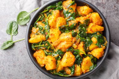 Saag Aloo Hint usulü ıspanak ve patates püresi masanın üstünde yakın plan çekimde. Yukarıdan yatay üst görünüm