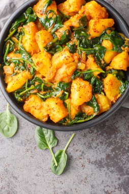 Saag aloo, Hindistan ve Pakistan 'ın popüler bir meze çeşnili patates ve yapraklı yeşillikler ve masada yakın plan bir kasede yapılan aromadır. Yukarıdan dikey üst görünüm
