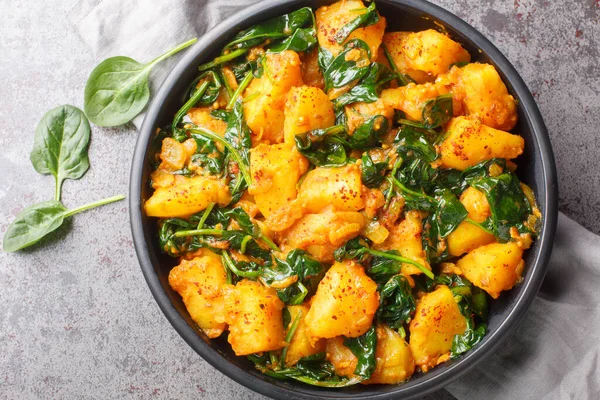 Saag Aloo Hint usulü ıspanak ve patates püresi masanın üstünde yakın plan çekimde. Yukarıdan yatay üst görünüm