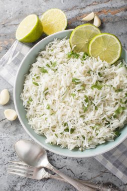 Limon aromalı sarımsaklı pirinç ve mermer masadaki kaseye yakın plan meyve suyu. Yukarıdan dikey üst görünüm