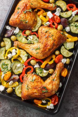 Kabaklı, zeytinli, soğanlı, domatesli, biberli ve fırında pişmiş tavuk budu. Yukarıdan dikey üst görünüm