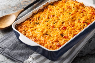 Kral Çiftlik Güveci mısır tortillası ile kaplıdır, sonra sosla kaplanır ve mermer bir masada yakın plan peynirle kaplanır. Yatay