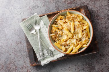 Fransız soğanlı kremalı makarna, karamelli soğan kekik, sarımsak ve gruyere peyniri ahşap bir tahtanın üzerinde yakın plan. Yukarıdan yatay üst görünüm