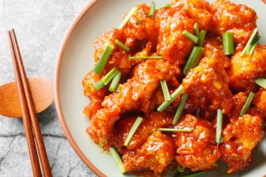 Gobi Mançurya biber, sarımsak ve zencefil sosundan yapılmış çıtır bir karnabahar tabağı. Yukarıdan yatay üst görünüm