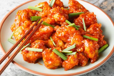 Gobi Mançurya biber, sarımsak ve zencefil sosundan yapılmış çıtır bir karnabahar tabağı. Yatay