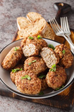 Karabuğday pirzolası veya Hrechanyky, Ukrayna 'nın kıyma ve karabuğday lapasından yapılan ve masaya yakın bir tabakta soğan, baharat ve bitki içeren bir yemektir. Dikey