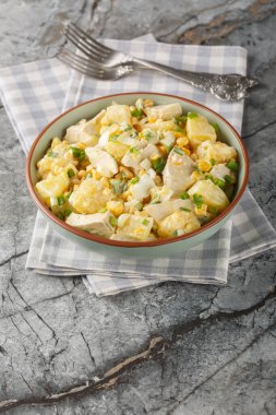 Ananaslı tavuk salatası, mısır, peynir, yumurta ve mayonez kaplı soğan. Dikey