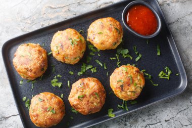 Perkedel Kentang, patates kroketi ve masada yakın plan soslu haşlanmış patatestir. Yukarıdan yatay üst görünüm