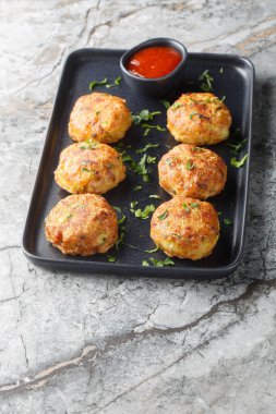 Perkedel Kentang, Endonezya mutfağından sebze patatesli börektir. Masanın üzerindeki sosa yakın plan. Dikey