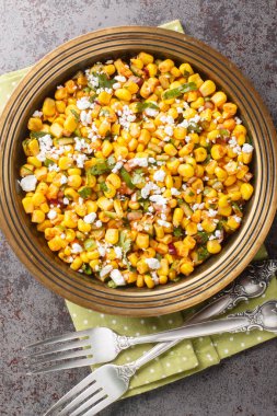 Meksika sokak salatası, jalapeno, kişniş peyniri, Cotija peyniri, soğan ve baharatlar masanın üstünde. Yukarıdan dikey üst görünüm