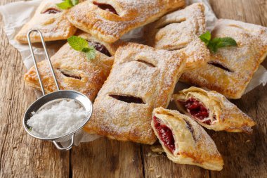 Kavrulmuş vişneli turtalar, pudra şekeri ve nane şekeri. Yatay