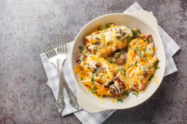 Peynirli fırında tavuk göğsü, mantar, yakın plan domuz pastırması. Yukarıdan yatay üst görünüm