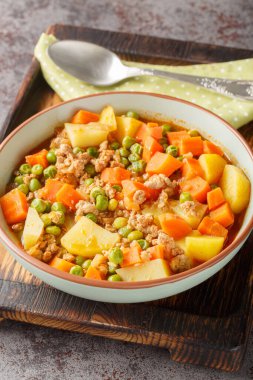 Türk Kiymali bezelye yemegi bezelyeleri kıyma ve sebze güveci ile masaya yakın. Dikey