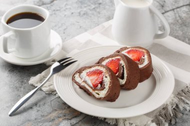 Çilekli çikolatalı kek rulosu ve mermer arka planda krem peynir. Yatay