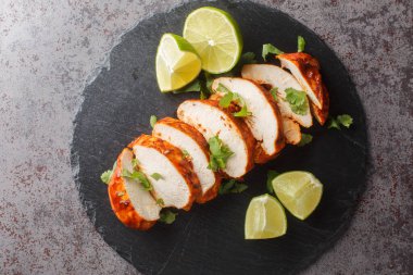 Chipotle tavuğu dumanlı, baharatlı ve masadaki limon suyundan biraz daha keskin. Yukarıdan yatay üst görünüm