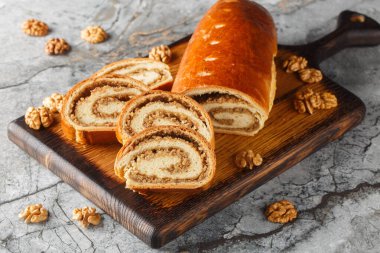 Doğu Avrupa Noel 'i ve Paskalya fındık rulosu masadaki tahta tahtaya yakın çekimde yapılmış. Yatay