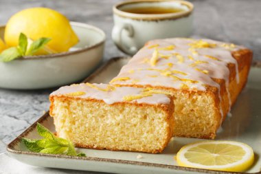 Limonlu kek somunu. Masanın üzerinde limon aromalı yakın plan. Yatay
