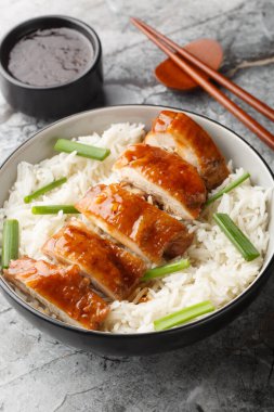 Soya soslu tavuk, Çin usulü klasik bir yemektir. Yanında pilav ve sosla servis edilir. Dikey