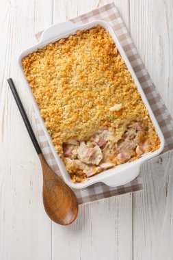 Lezzetli tavuk cordon bleu güveci kızarmış tavuk, jambon ve ahşap masadaki fırın tabağına yakın kremalı peynir sosu kullanıldı. Yukarıdan dikey üst görünüm