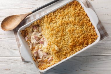 Tavuk göğsü, doğranmış jambon ve krem soslu İsviçre peyniri ile Cordon Bleu güveci ve fırın kabına yakın panko ekmek kırıntıları. Yukarıdan yatay üst görünüm