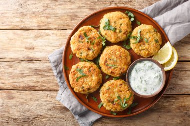 Masaya yakın plan Yoğurt Soslu Nohut Böreği. Yukarıdan yatay üst görünüm