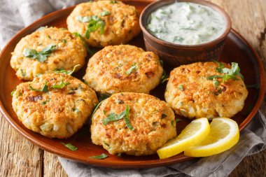 Nohutlu börek, sarımsaklı, taze otlu, baharatlı ve masaya yakın servis edilmiş yoğurt soslu. Yatay