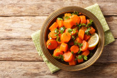 Kaynamış havuç salatası, kişniş, baharat, limon suyu ve zeytinyağı, ahşap bir masada yakın plan. Yukarıdan yatay üst görünüm