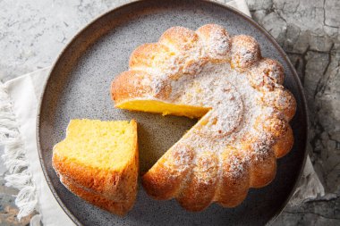 Masanın üzerinde portakal aromalı portakallı kek yakın plan. Yukarıdan yatay üst görünüm