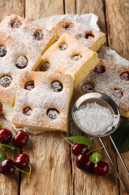 Bublanina turtası Çek Meyveli Pastası ahşap masadaki parşömene yakın çekim. Dikey