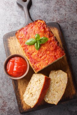 Ev yapımı köfte ya da terrine soslu tavuk ve hindi eti karışımı ve masaya yakın ketçap ile ketçap. Yukarıdan dikey üst görünüm