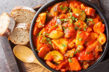 Sebzeli Guvec vejetaryen güveç masadaki kaseye yakın çekim. Yukarıdan yatay üst görünüm