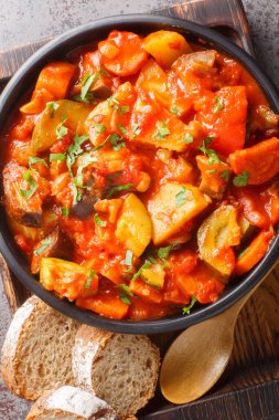 Sebzeli patlıcan, biber, domates, soğan, havuç, taze yeşillikler masanın üstünde. Yukarıdan dikey üst görünüm