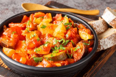 Sebzeli Guvec vejetaryen güveç masadaki kaseye yakın çekim. Yatay