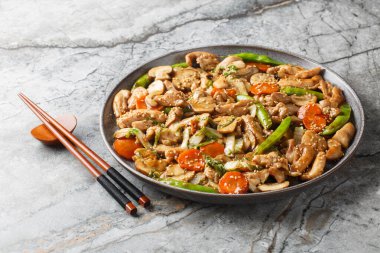 Moo Goo Gai Pan ya da Mah Gu Gai Pan, Çin yemeği ve mantar soslu tavuktur. Yatay