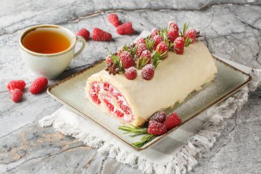 Reçelli böğürtlenli kek, taze ahududu krem peynir, masada yakın plan beyaz çikolata ile kaplanmış. Yatay