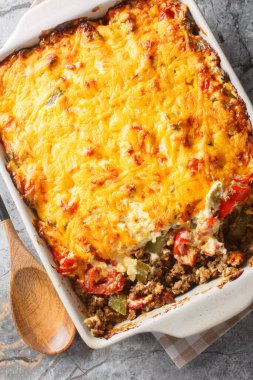 John Wayne Casserole, bisküvi bazlı ve sebzelerle dolu kolay bir güveç ve masadaki fırın tepsisine yakın peynirli bir kapak. Yukarıdan dikey üst görünüm