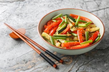 Zucchini ve Bell Pepper Stir Fry masadaki tabağa yakın çekim yapıyor. Yatay