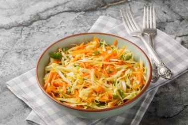 Sirke ve zeytinyağıyla kaplanmış havuçlu lahana salatası masanın üstünde. Yatay