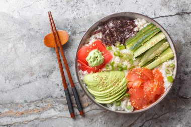 Somon, avokado, salatalık, yeşil soğan, deniz yosunu, zencefil turşusu ve Wasabi kapaklı pirinç suşi kasesi. Yukarıdan yatay üst görünüm