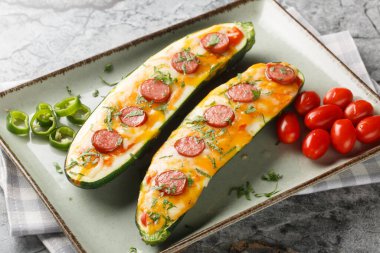 Yaz iştah açıcı olarak çedar peyniri, mozzarella peyniri, sosis ve domates sosu ile doldurulmuş ve pişirilmiş halde masanın üstünde. Yatay