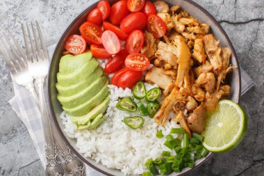 Çekilmiş tavuk carnitas, vişneli domates, avokado, masaya yakın çekimde biber. Yukarıdan yatay üst görünüm