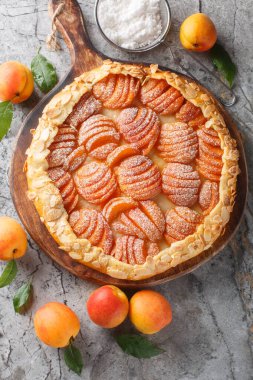 Masanın üzerinde taze organik kayısı ve bademle yapılmış ev yapımı kayısı galeti. Yukarıdan dikey üst görünüm