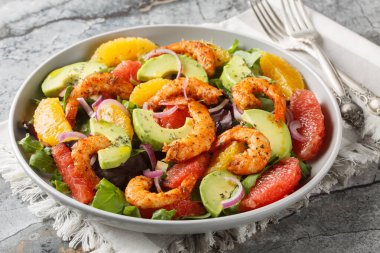 Citrus Karides ve Avokado Salatası masanın üzerindeki tabağa yakın çekim. Yatay
