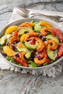 Sebze, karides, turunçgil ve avokado içeren Citrus Cajun karides salatası. Dikey