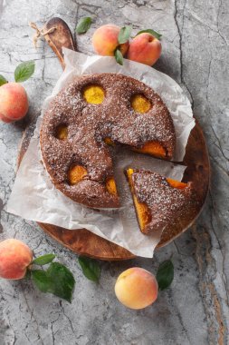 Lezzetli şeftalili çikolatalı kek masadaki tahtaya yakın plan. Yukarıdan dikey üst görünüm