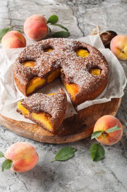 Lezzetli şeftalili çikolatalı kek masadaki tahtaya yakın plan. Dikey