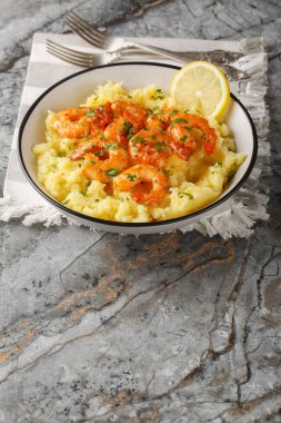 Sıcak limonlu karides ve patates püresi masanın üstünde, Vertica.