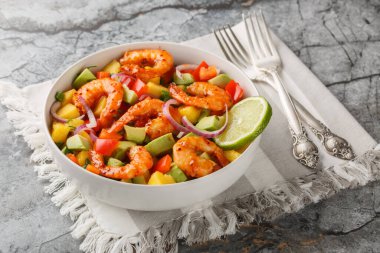 Kırmızı soğanlı karides avokadosu, masada kapta dolmalık biber. Yatay