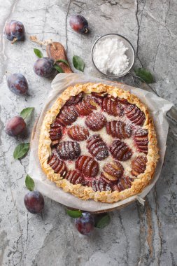 Masanın üzerinde badem kapaklı Autumn Sweet Pum Pie Galette. Yukarıdan dikey üst görünüm