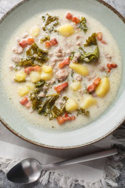 İtalyan sosisi, domuz pastırması ve sebzeli etli etli kremalı toscana çorbası masanın üstünde. Yukarıdan dikey üst görünüm